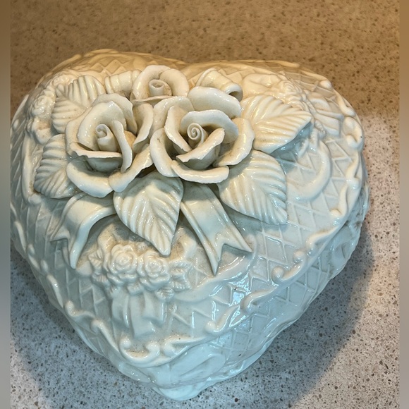 1998 porcelain heart shaped box with 3D rose blossoms EUC - Picture 1 of 9
